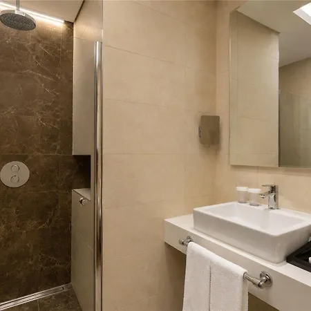 Wyndham Istanbul Airport 5*